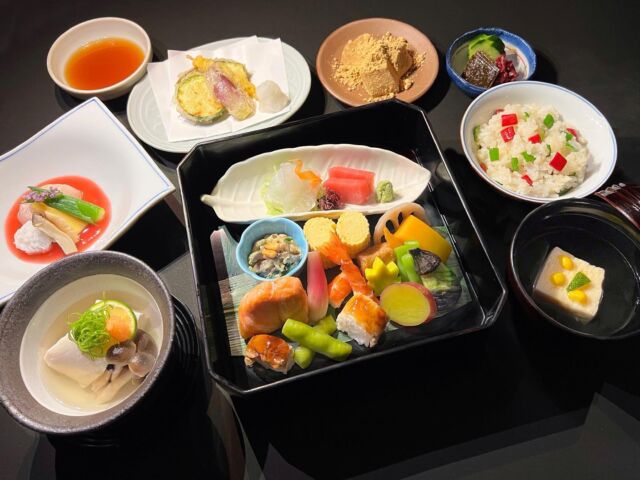 京都つる家花陽
大丸東京店

8月『季節の縁高弁当』

明日1日より
是非一度お試しください

#京都つる家花陽 
#大丸東京店 
#縁高弁当